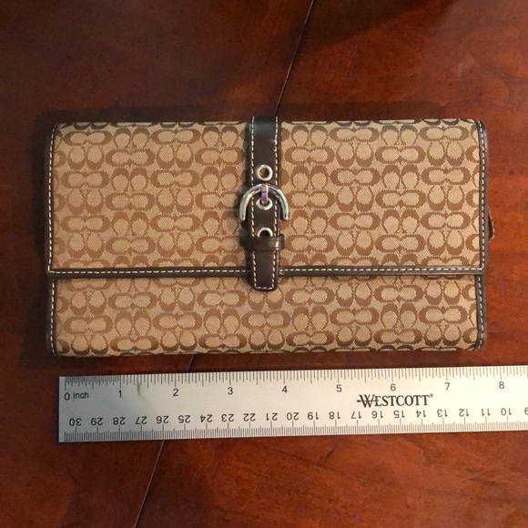 COACH Signature C’s in Excellent Used Condition (EUC) Long Wallet - Picture 11 of 16
